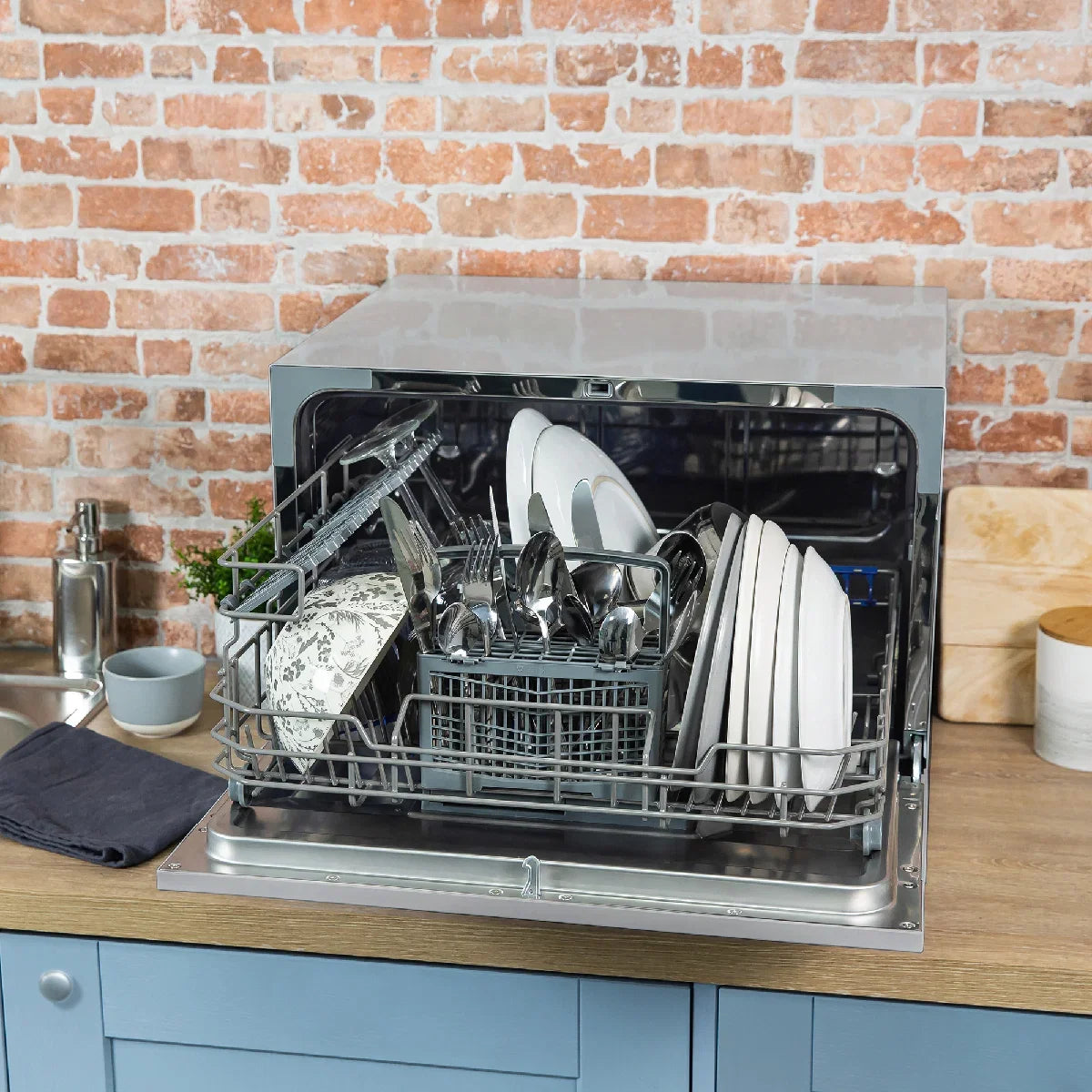 Russell Hobbs® RHTTDW6S, 6 Place Setting Table Top Dishwasher in Silver