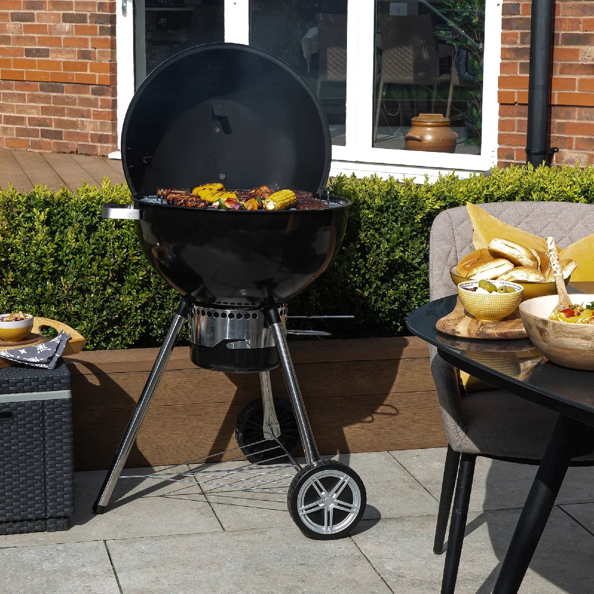 Zanussi ZCKTBBQ22-C Premium Kettle Charcoal BBQ with Cover in Black