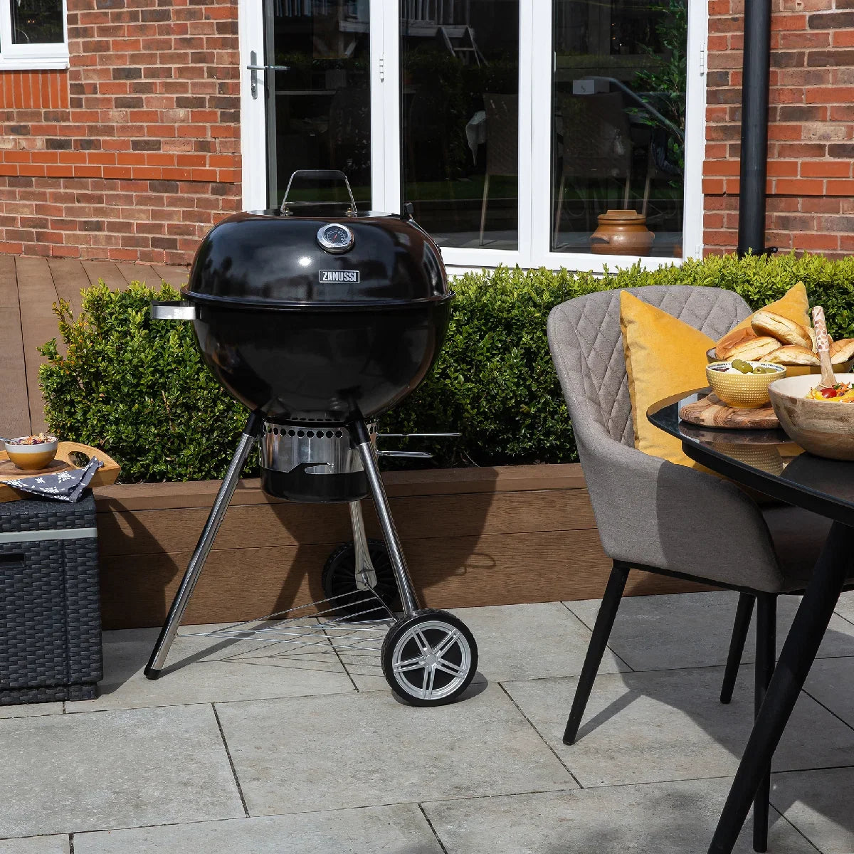 Zanussi ZCKTBBQ22-C Premium Kettle Charcoal BBQ with Cover in Black