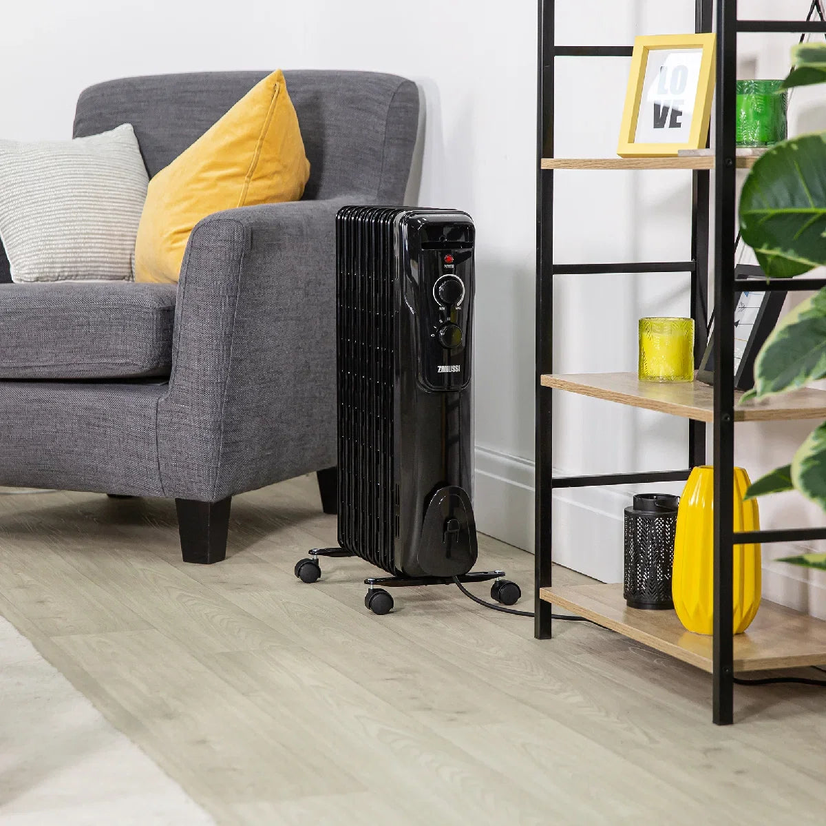 Zanussi ZOFR5004B 2kW 9 Fin Oil Filled Radiator – Black